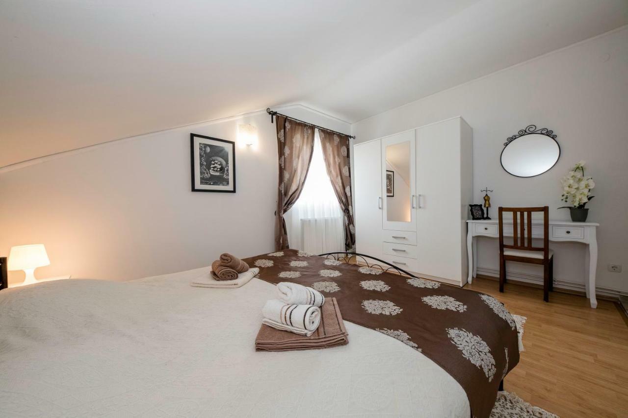 Apartmani Godinić Palit Exterior foto